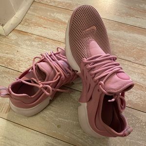 Nike women’s sneakers